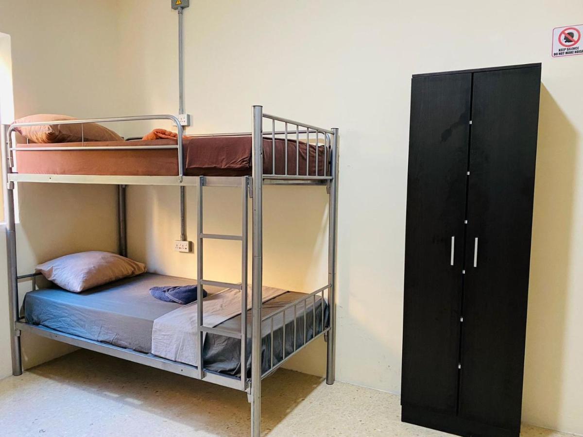 Ommi Hostel Сент Джулианс Экстерьер фото