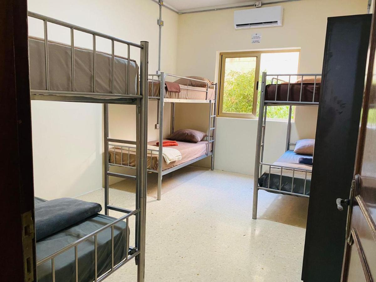 Ommi Hostel Сент Джулианс Экстерьер фото