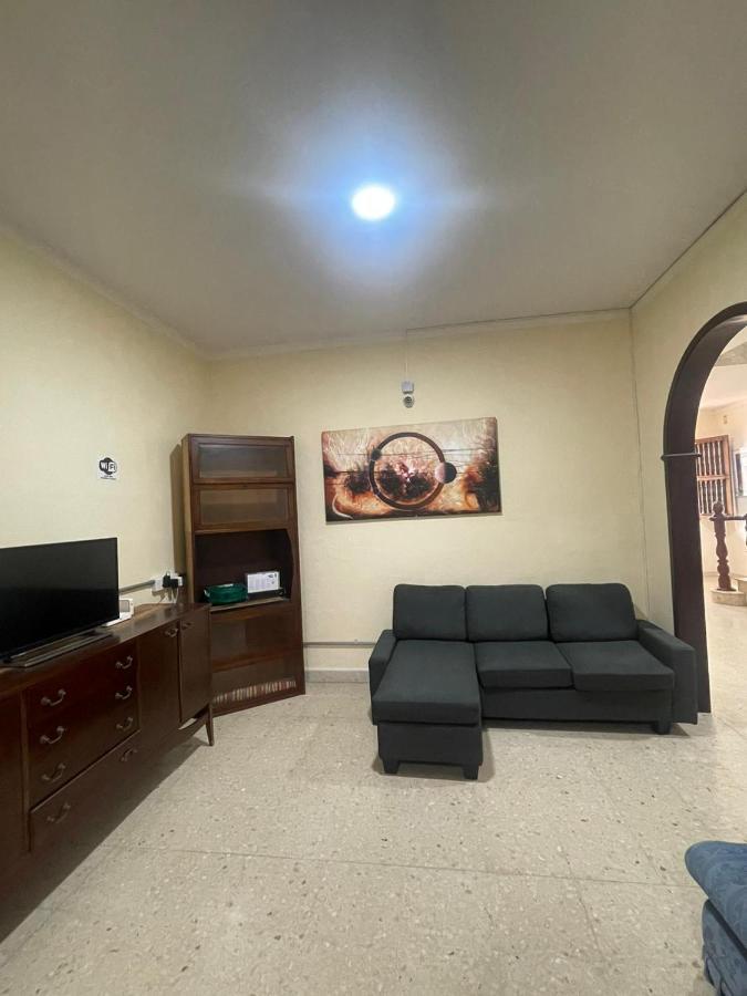 Ommi Hostel Сент Джулианс Экстерьер фото